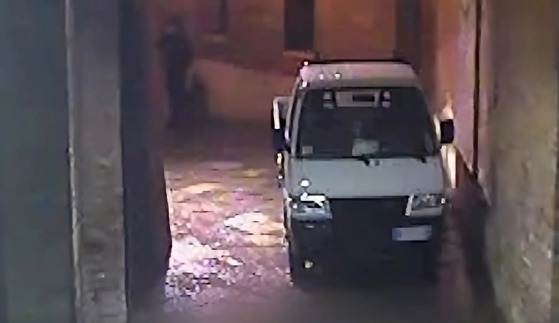 Un frame del filmato della videosorveglianza in vicolo Monte Pio